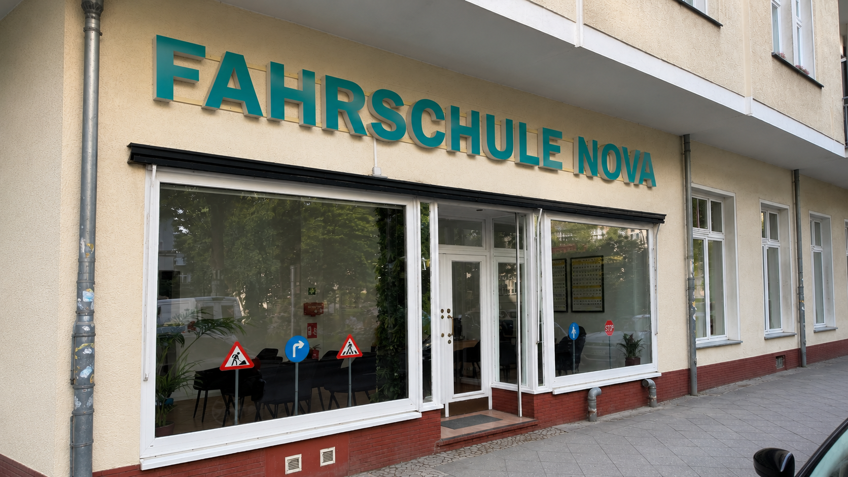 Außenansicht der Fahrschule Nova Berlin