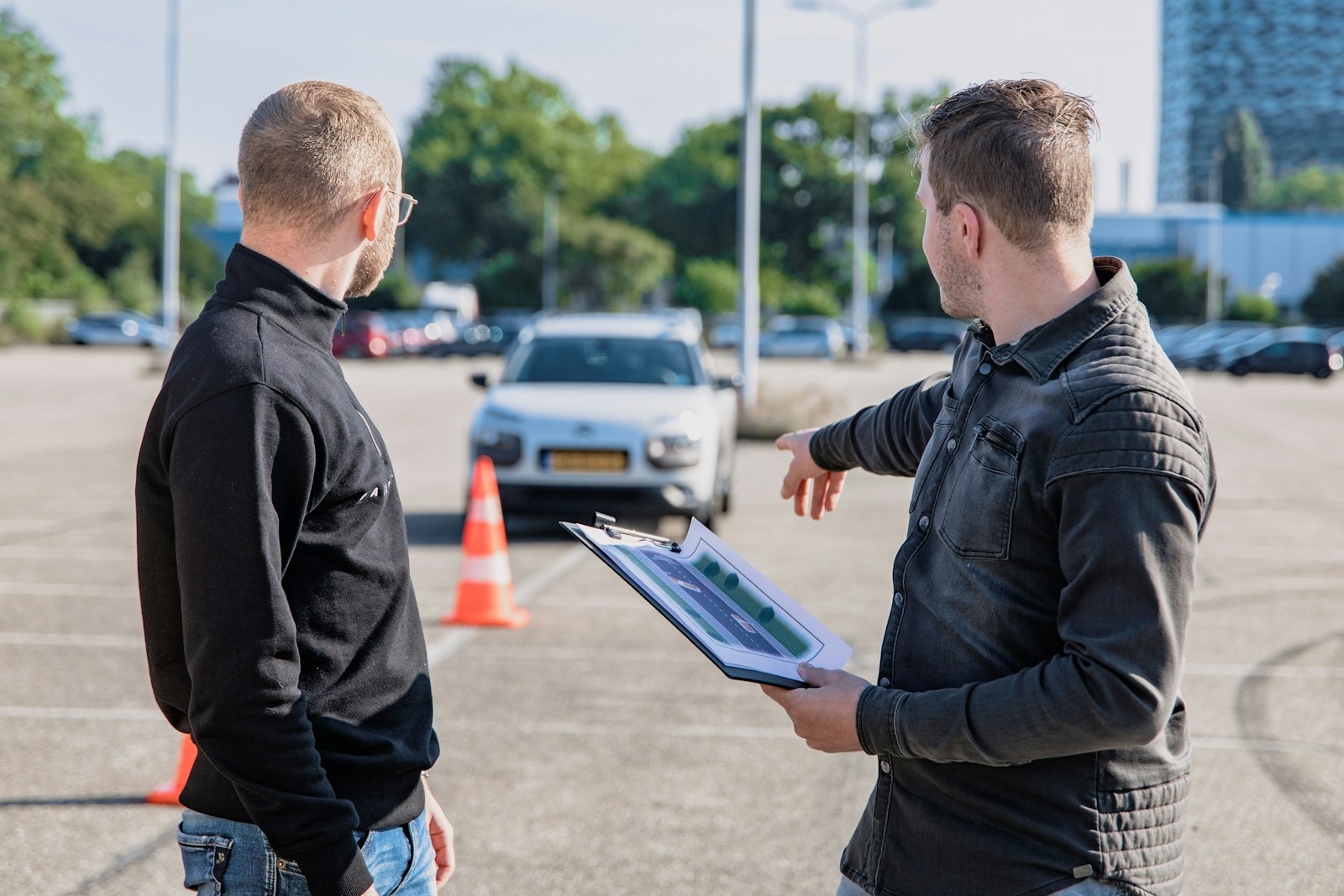 Fahrlehrer erklärt eine Übung